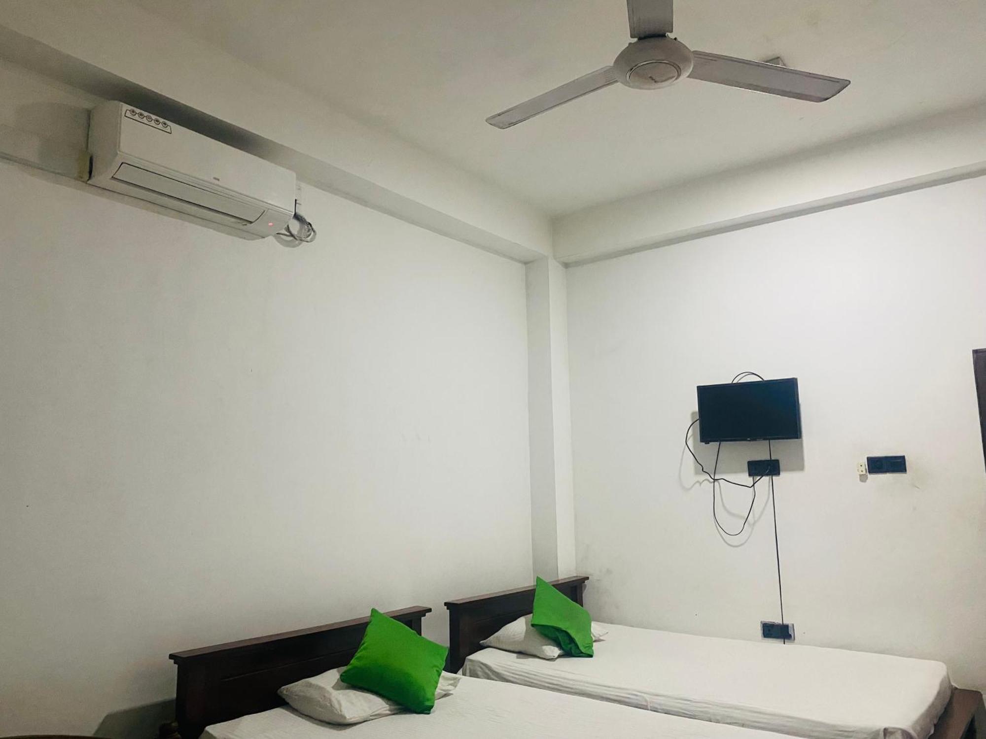 City Life Hotel And Restaurant Buttala 외부 사진