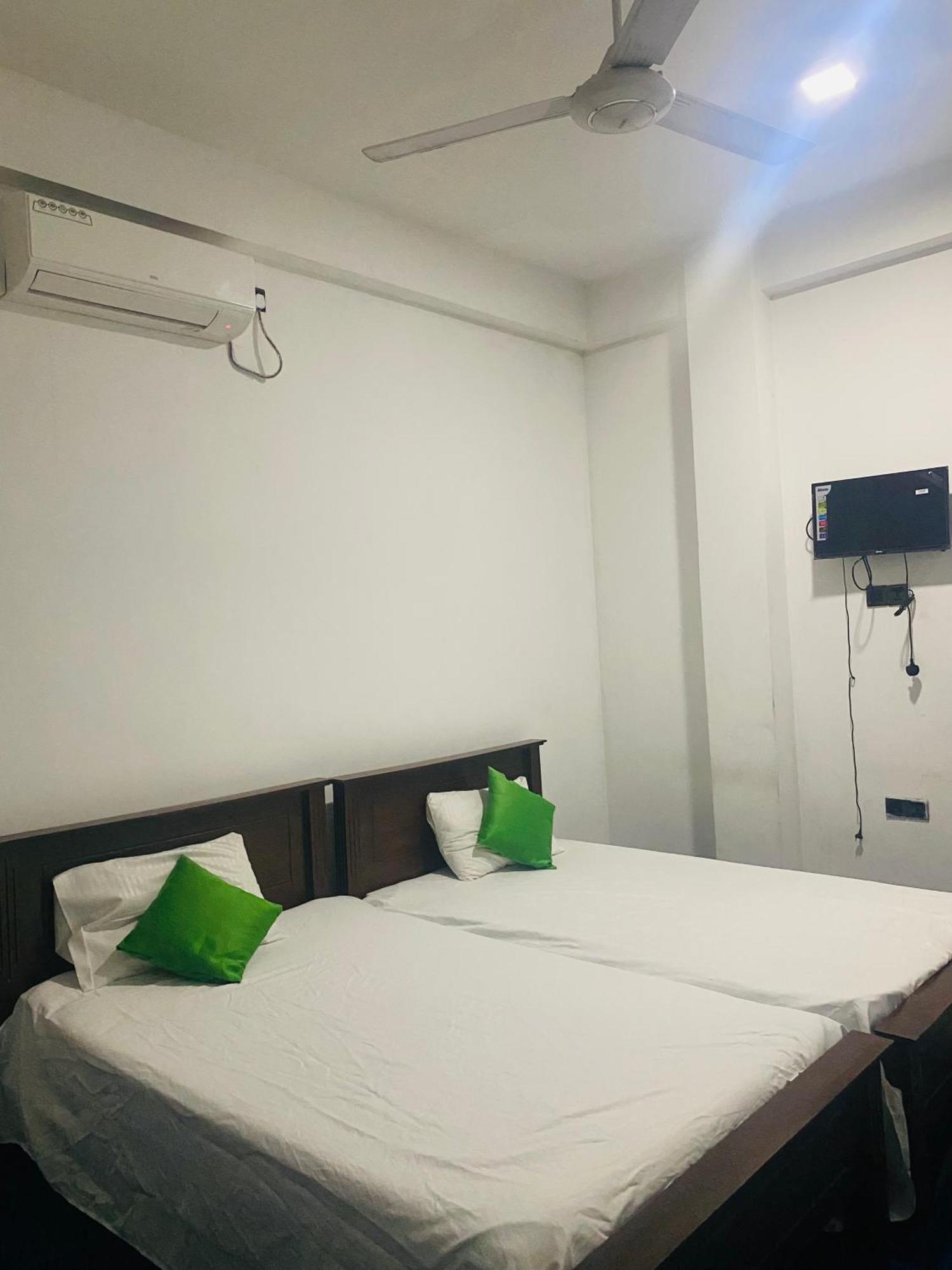 City Life Hotel And Restaurant Buttala 외부 사진